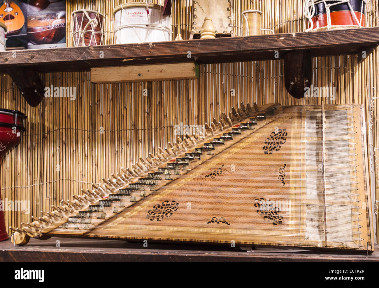En la pantalla, el kanun Qanun en Qatar el taller del creador. Kanoun. Un  79 tonos de instrumento de cuerda tocada en gran parte del Medio Oriente  Fotografía de stock - Alamy