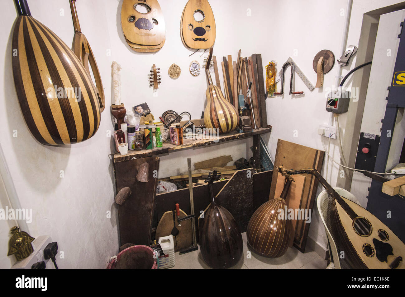 Ouds en construcción en Qatar el taller del creador. Mostrando