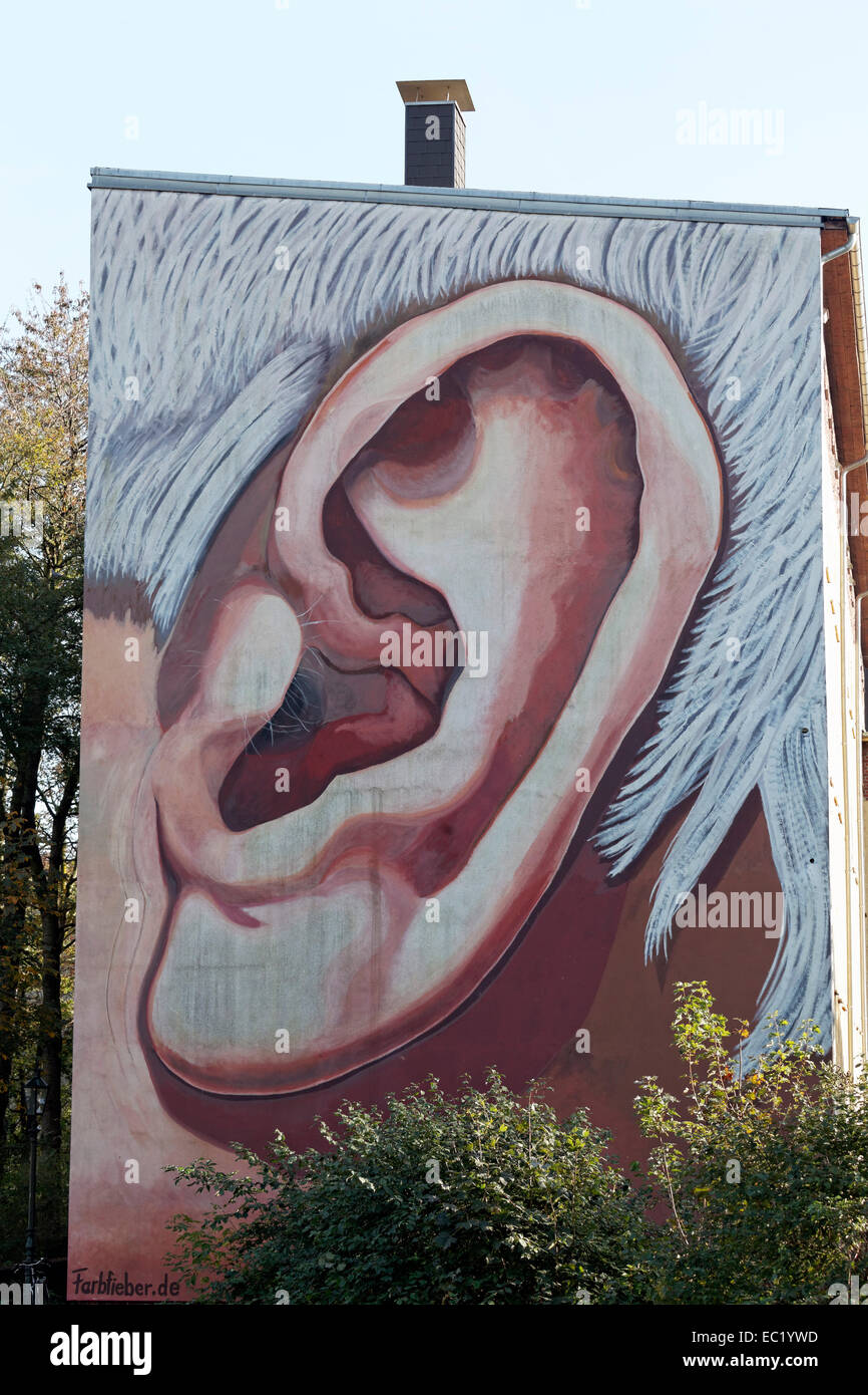 El oído humano sobredimensionado, mural en una pared de la casa, Arte callejero, Düsseldorf, Renania del Norte-Westfalia, Alemania Foto de stock