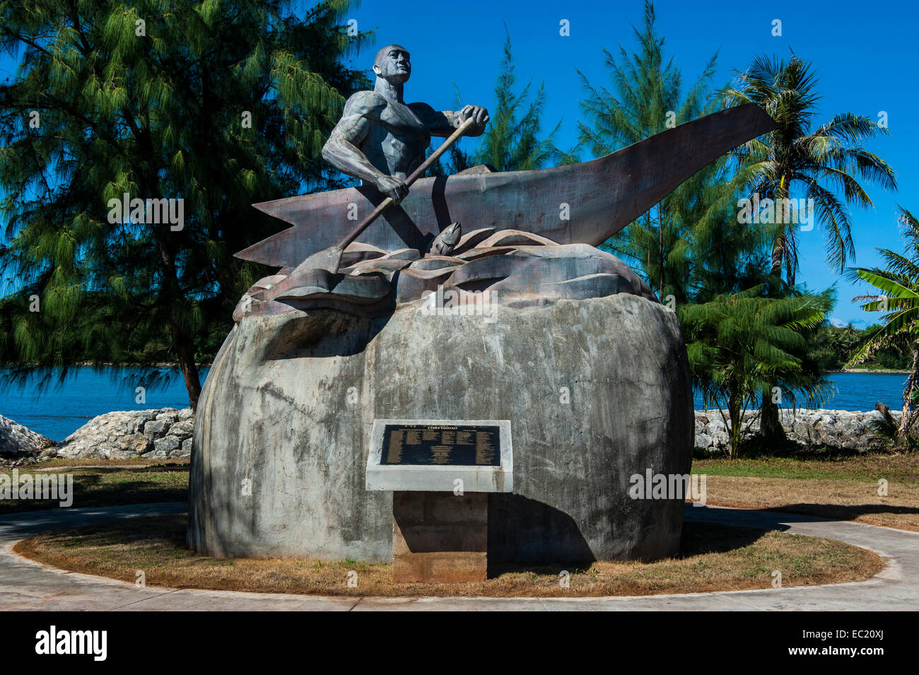 Estatua de bronce del jefe Chamorro Gadao, Guam, territorio estadounidense, el Pacífico Foto de stock