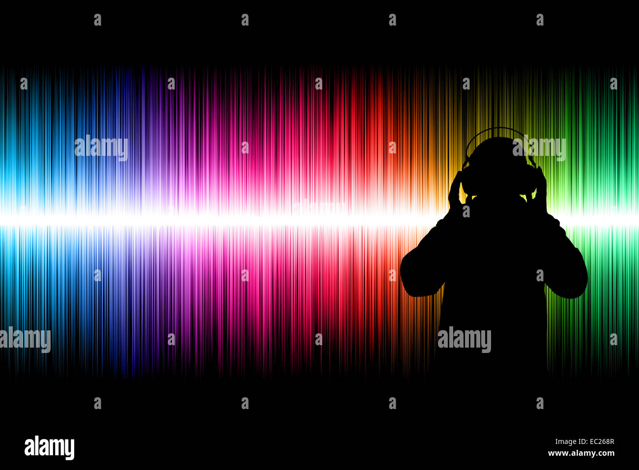 Silueta de un DJ sobre un colorido fondo de ondas de sonido Foto de stock