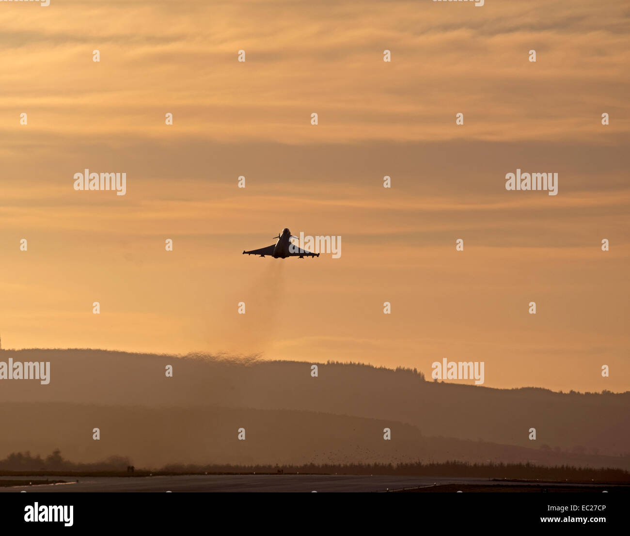 Por la noche el despegue de un jet en el Eurofighter Typhoon RAF Lossiemouth, Morashire, Escocia. Ocs 9298 Foto de stock