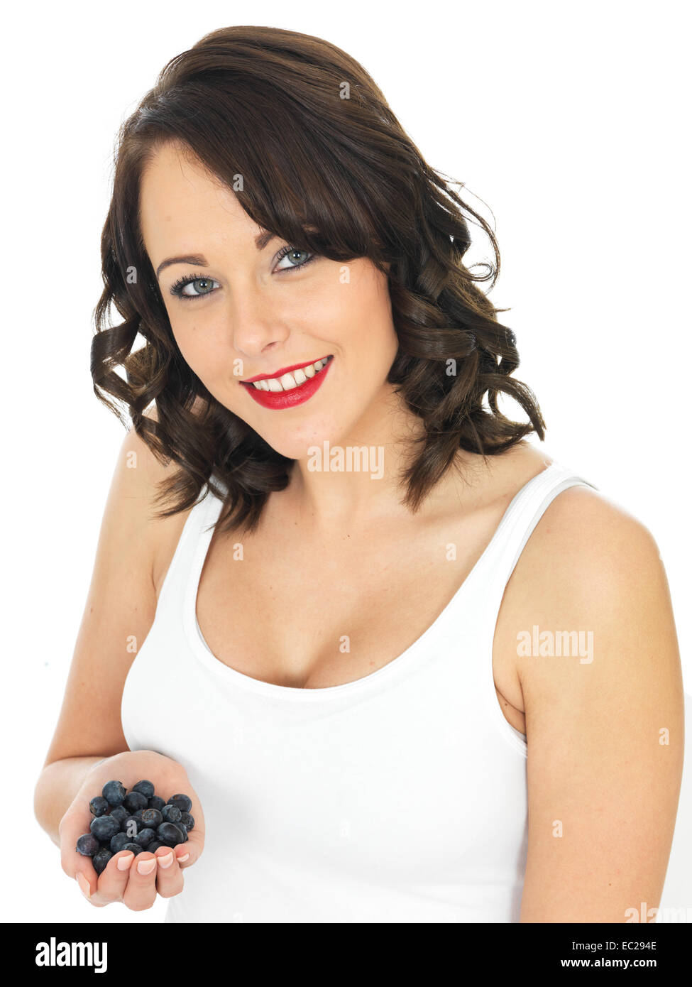Saludable joven mujer sosteniendo un puñado de arándanos Foto de stock
