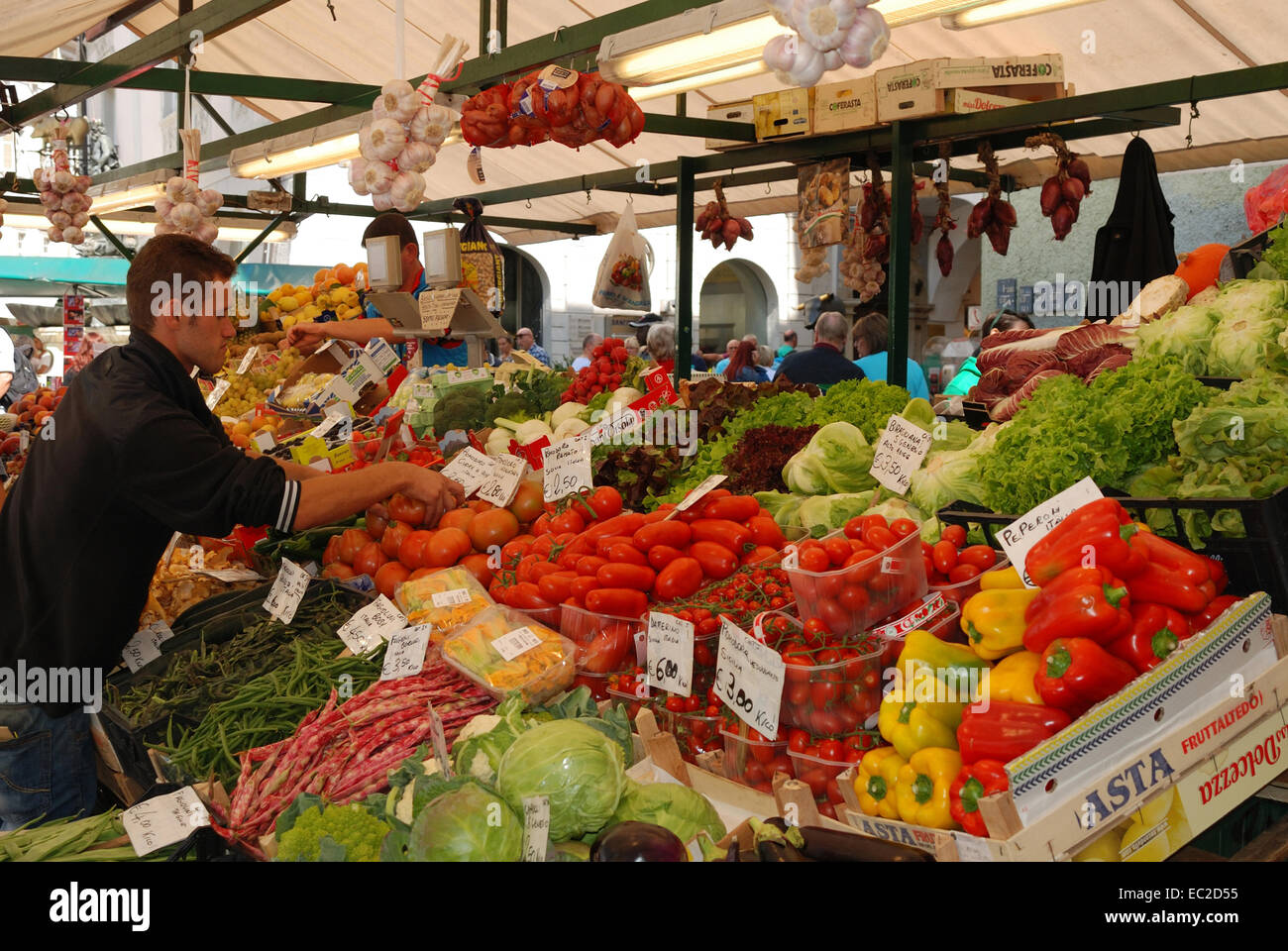 Mercado de frutas de Bolzano, en Tirol del Sur. Foto de stock