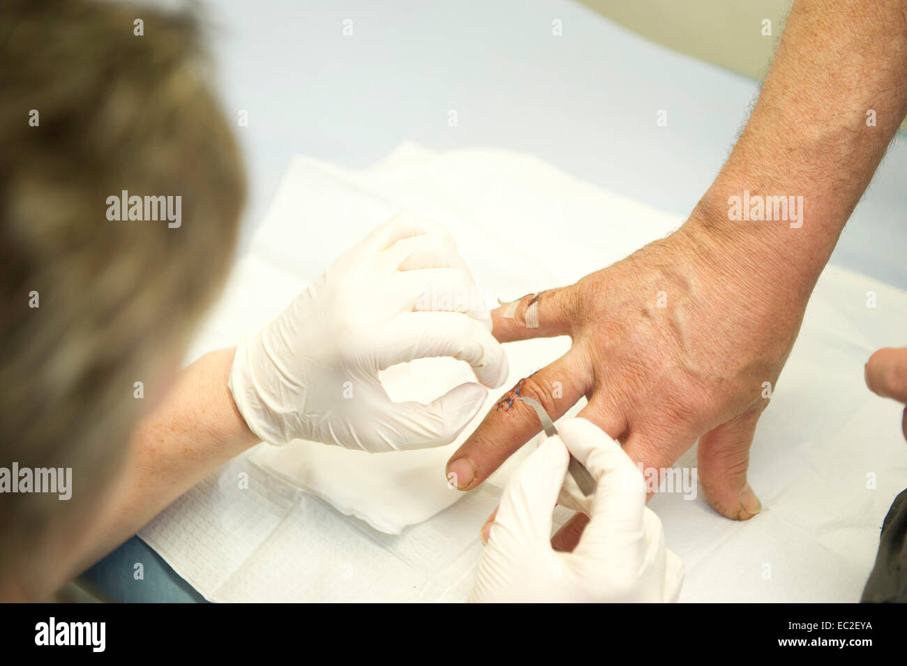 Una enfermera viste una herida en una clínica de NHS Foto de stock