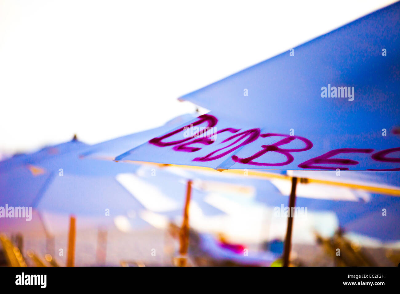 Paraguas en una playa en playa Caribe Anguila Fotografía de stock - Alamy