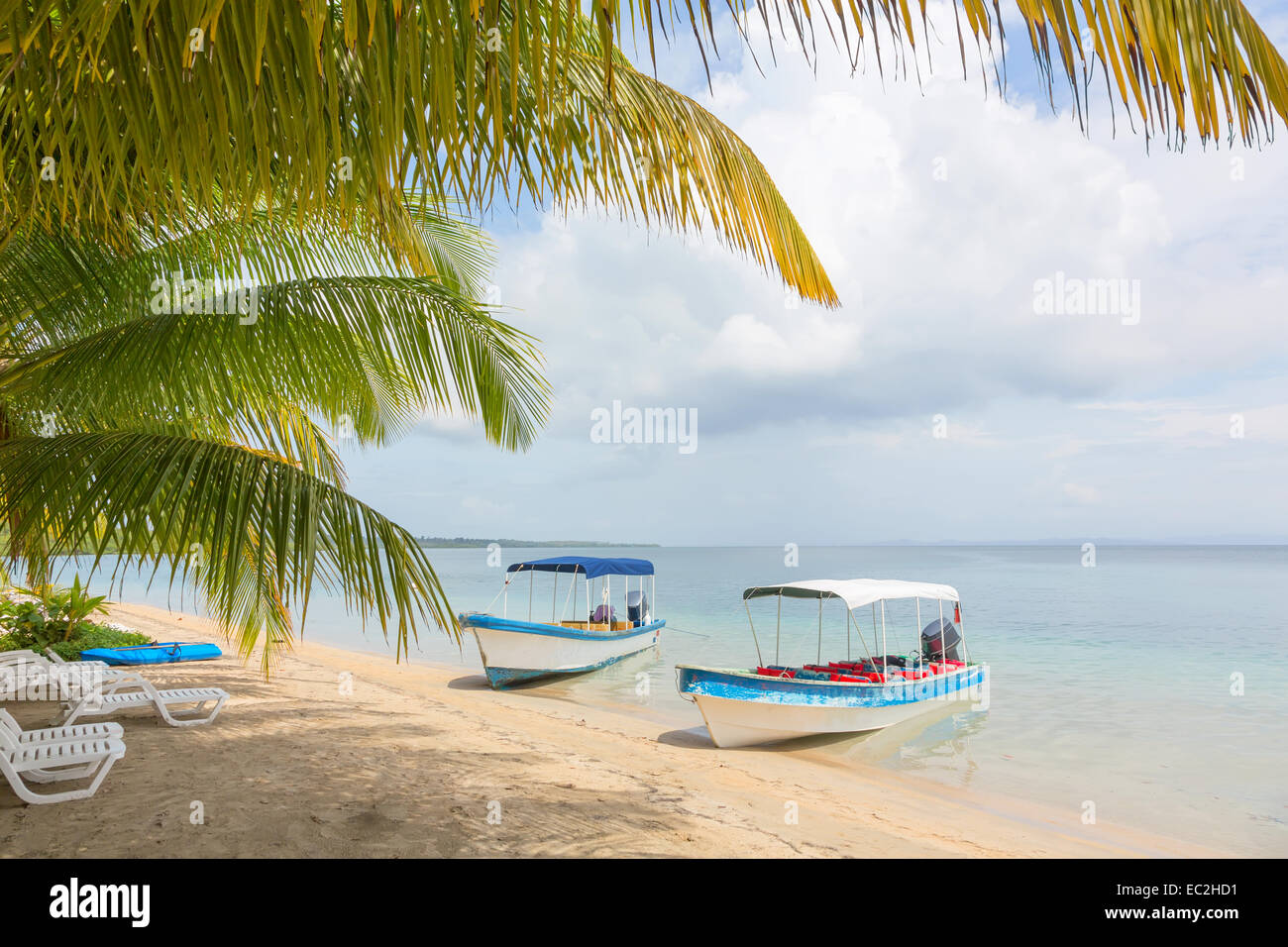 Botes en la playa Starfish, el archipiélago de Bocas del Toro, Panamá Foto de stock
