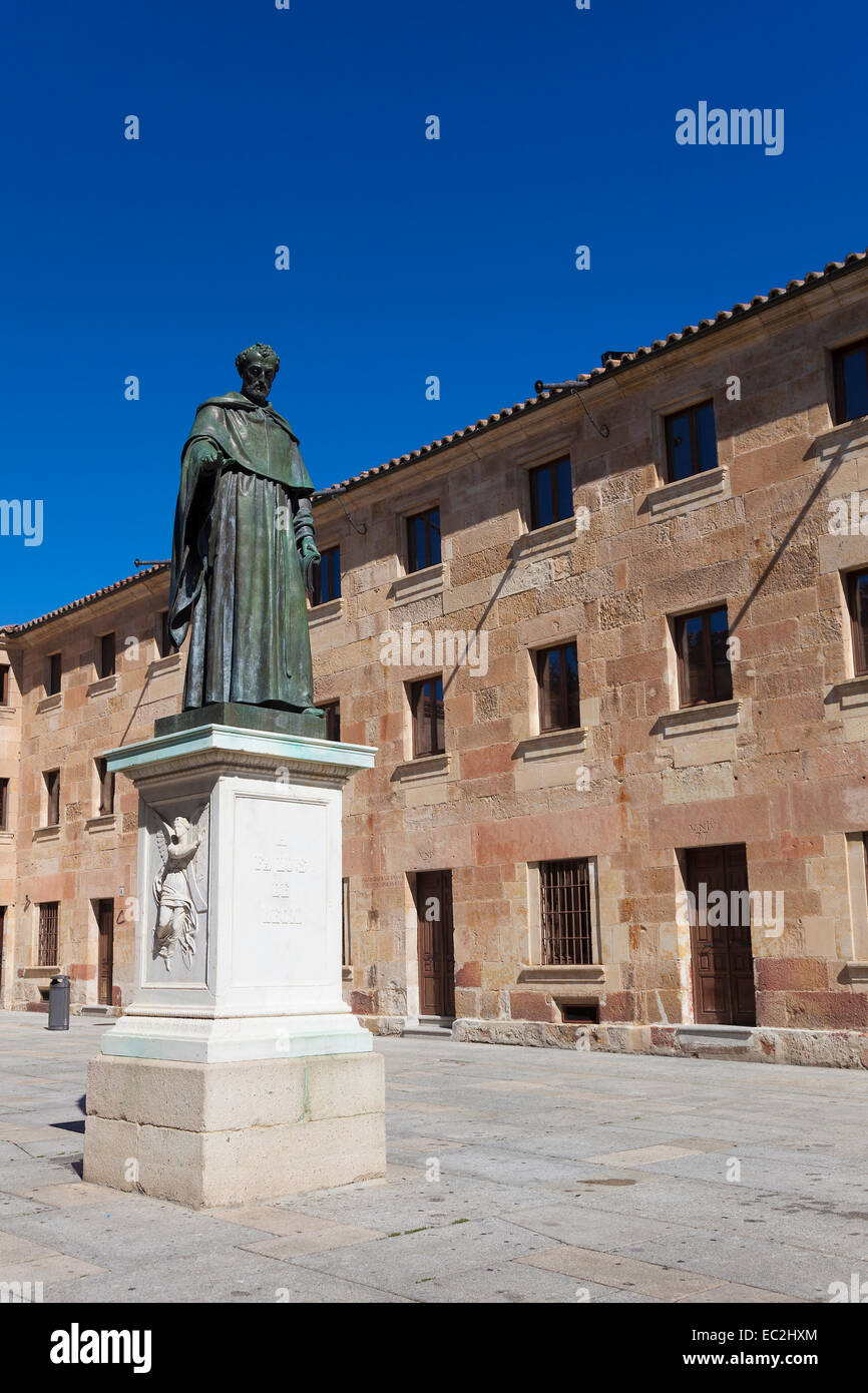 Escultura de Fray Luis de León, Salamanca, Castilla y León, España Foto de stock