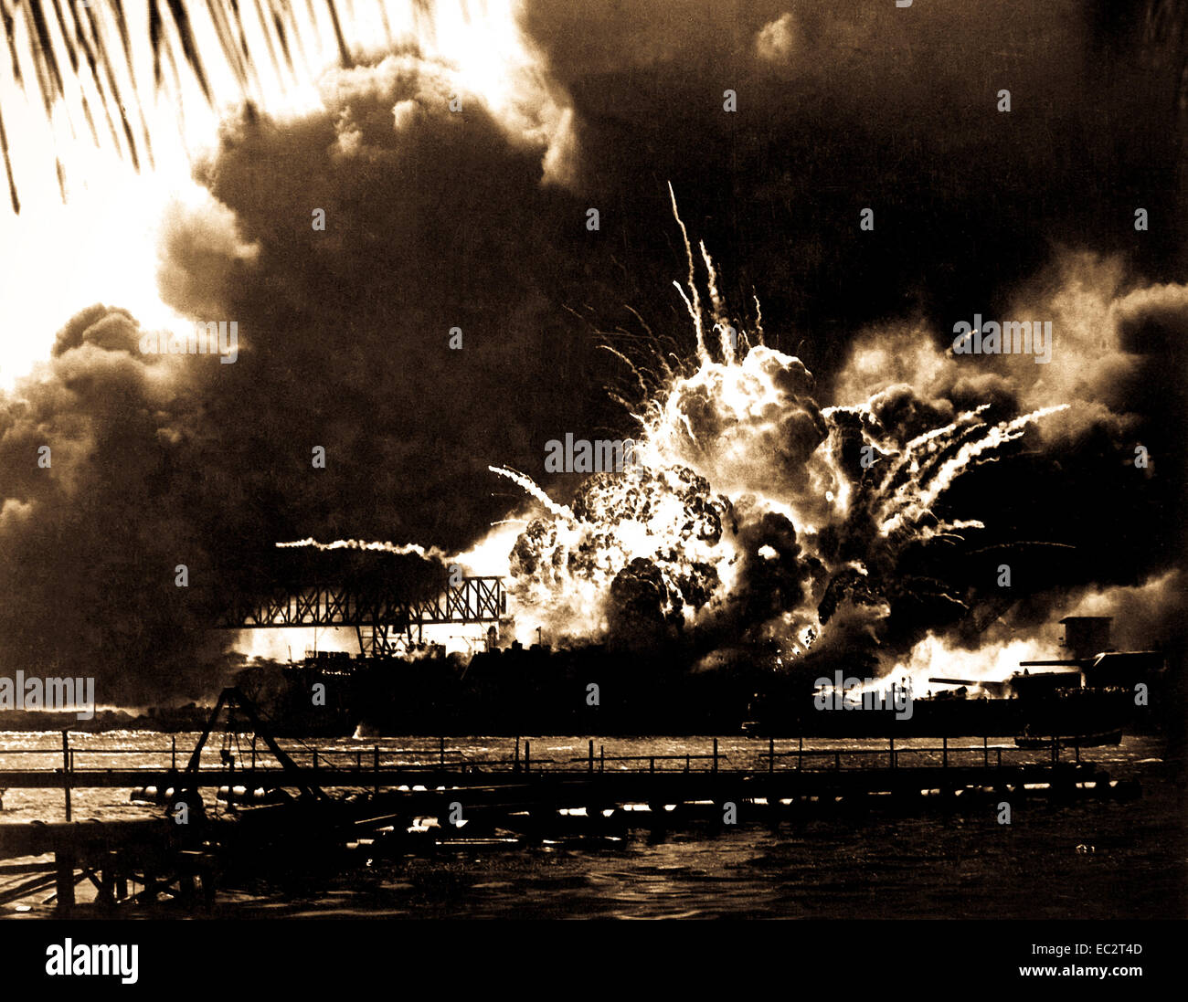 Uss shaw explosión durante el raid japonés a Pearl Harbor el 7 de diciembre de 1941. (Marina) Foto de stock
