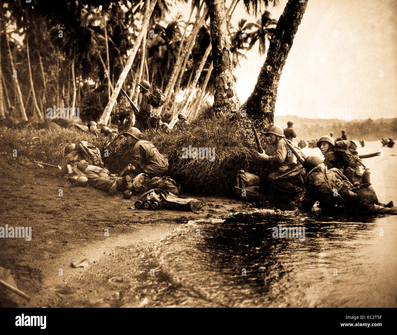 Las operaciones de desembarque en la isla redova, Islas Salomón, el 30 de  junio de 1943. atacar al despuntar el día en una fuerte tormenta, los  primeros americanos en tierra asoman detrás