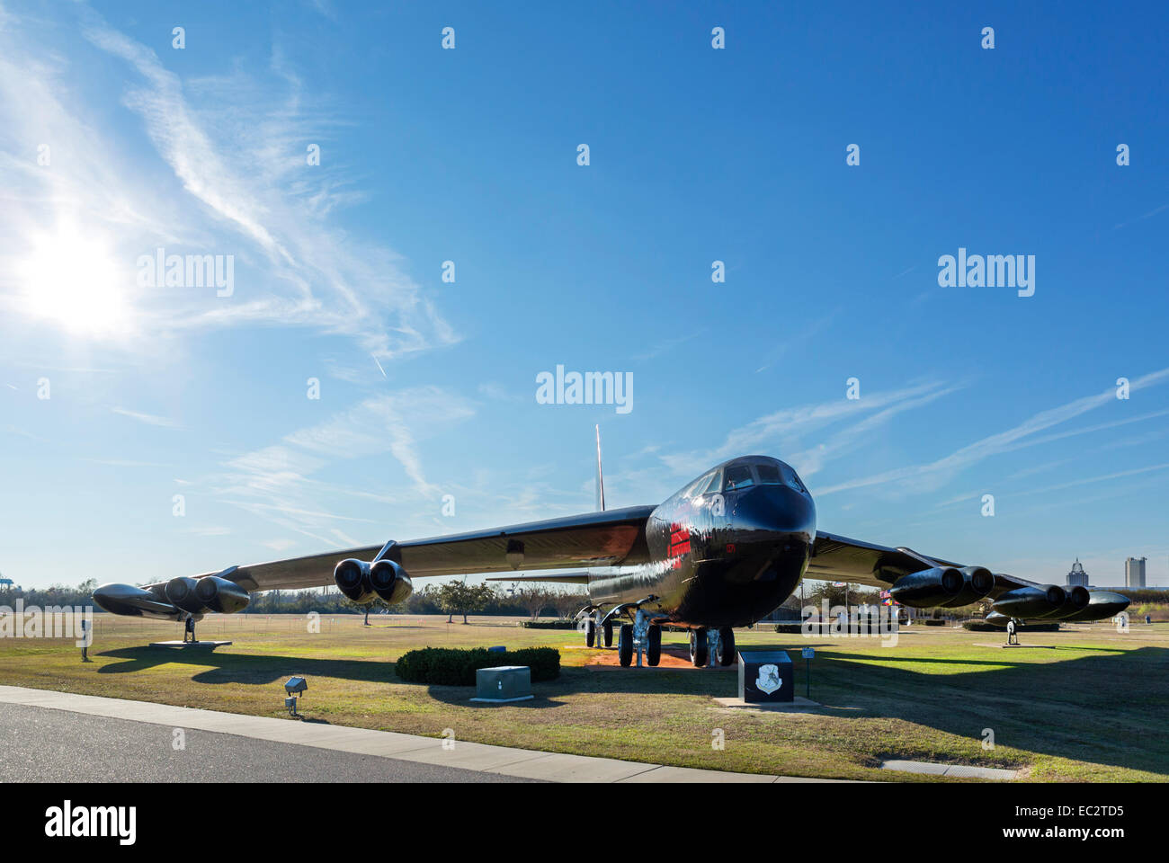 B-52D Stratofortress "Calamity Jane" en el acorazado USS Alabama Memorial Park, de Mobile, Alabama, EE.UU. Foto de stock
