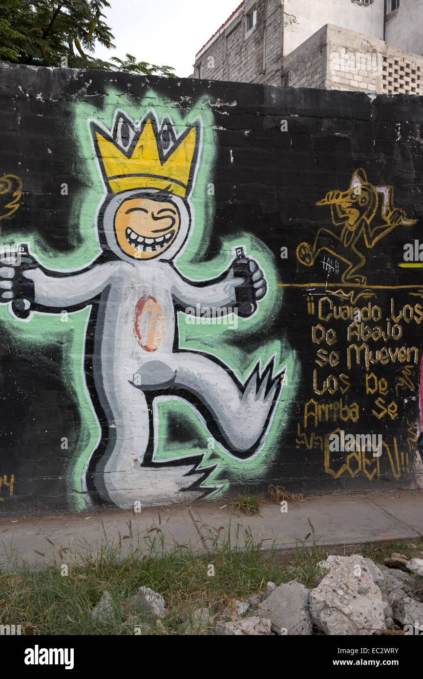 El arte urbano que retrata a un muchacho feliz una corona en la ciudad colonial de Santiago de Querétaro, México Foto de stock