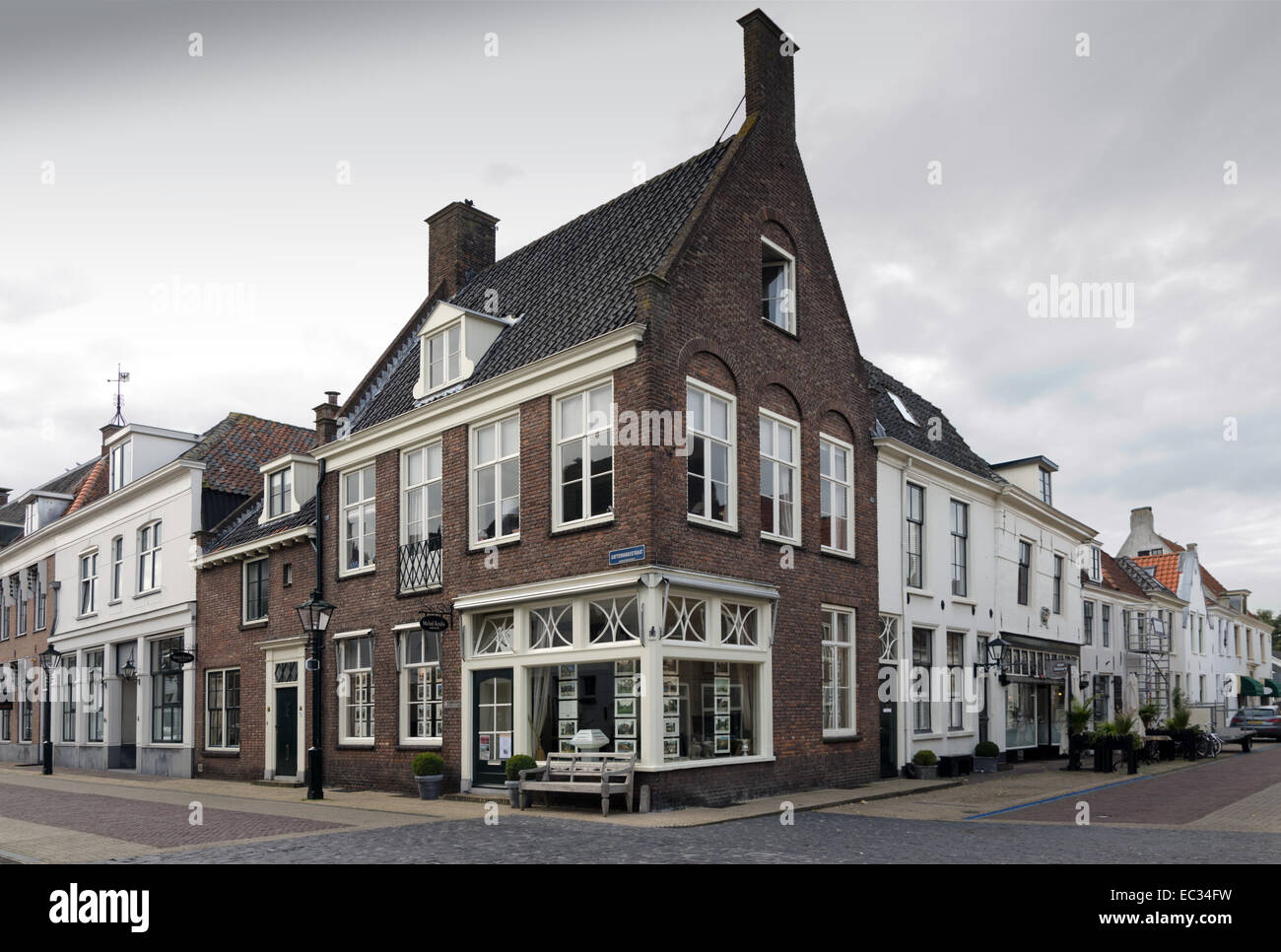 NAARDEN, Holanda - 30 de abril: arquitectura típica holandesa en Abril 30, 2013 en Naarden, Holanda Foto de stock