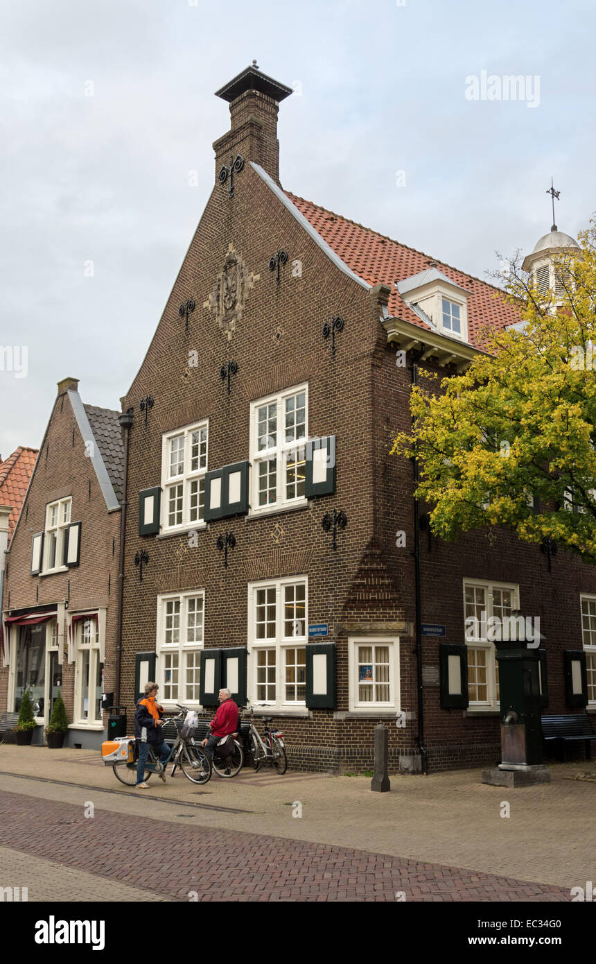 NAARDEN, Holanda - 30 de abril: arquitectura típica holandesa en Abril 30, 2013 en Naarden, Holanda Foto de stock