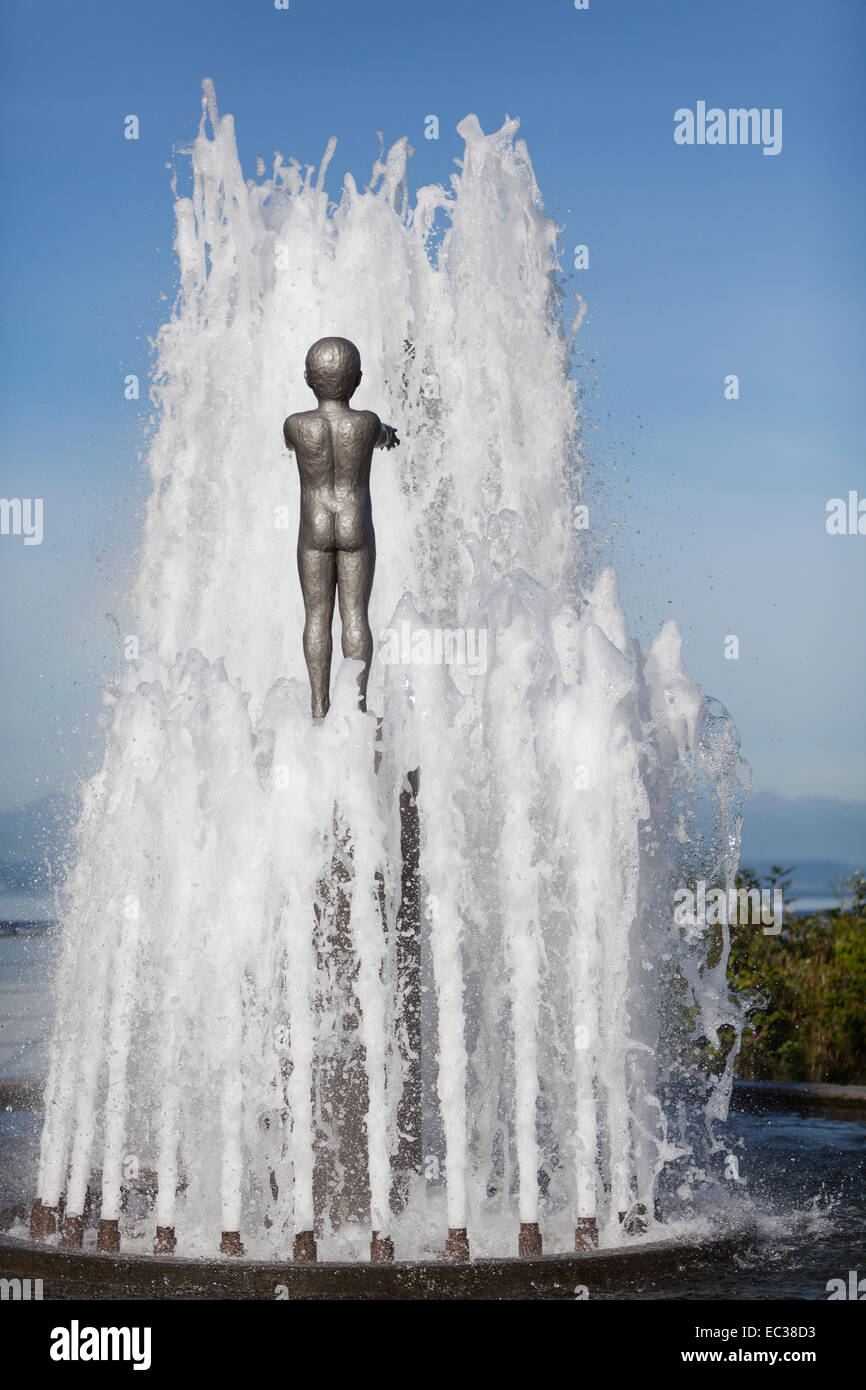 Fuente con la escultura de un niño, Seattle, Washington, Estados Unidos Foto de stock