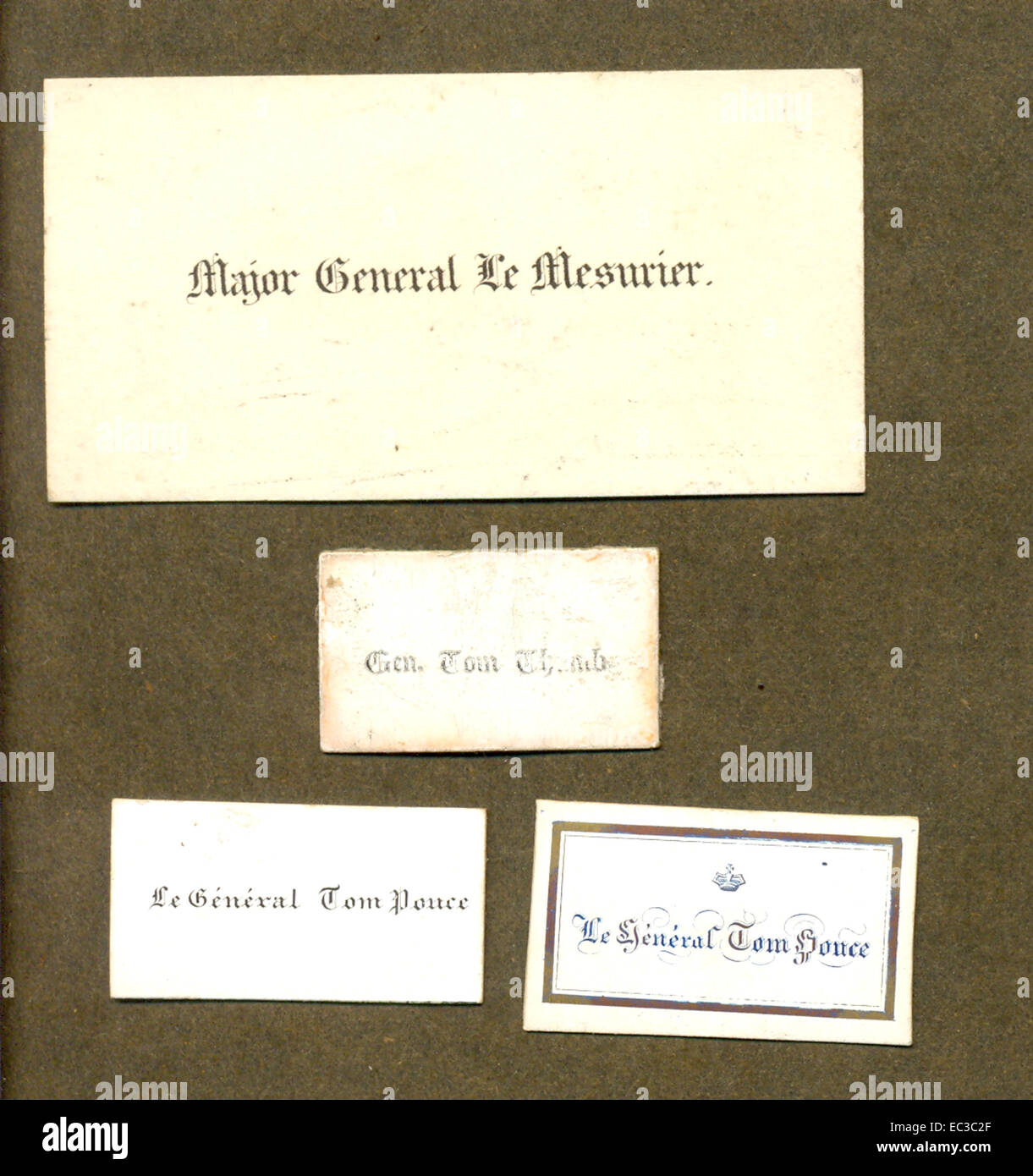 Diminutivo tarjetas de visita para General Tom Thumb (Charles S Stratton) muestra con tarjeta de tamaño convencional. Foto de stock