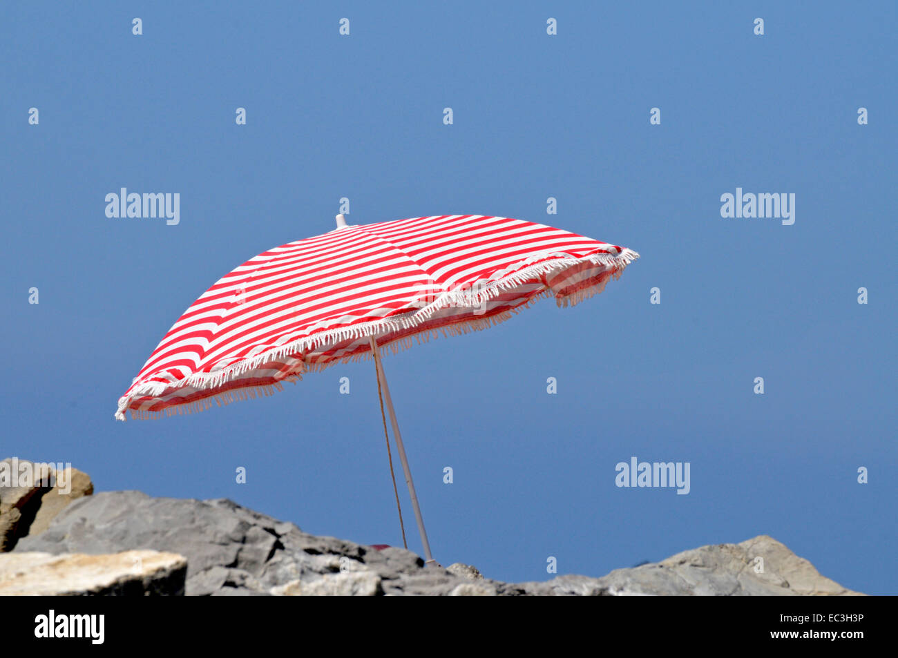 La sombrilla en la playa Foto de stock
