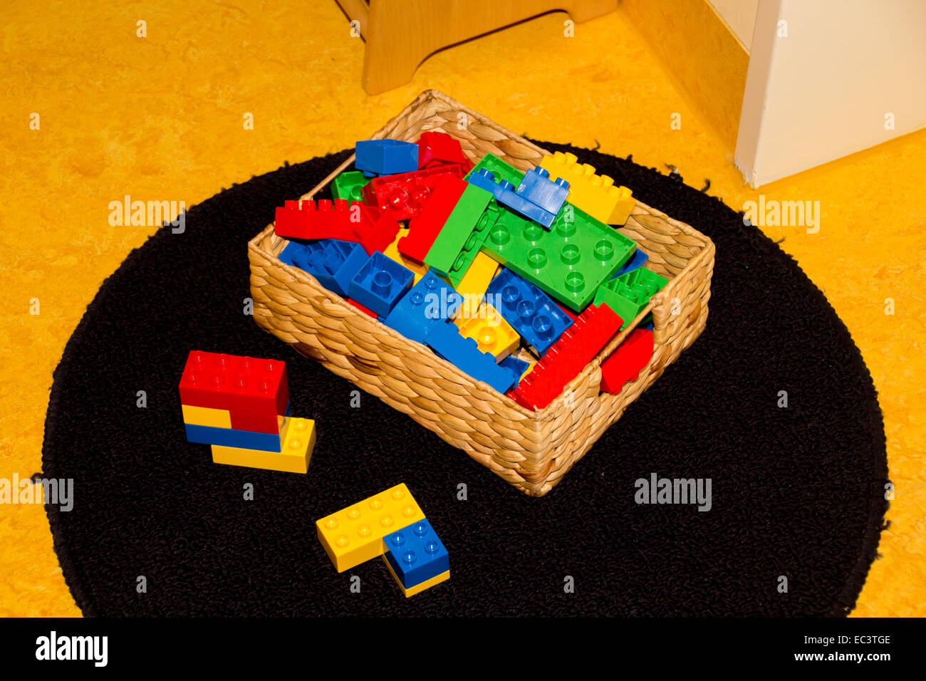 Juguetes de plástico en la caja de una habitación para niños listos para jugar con Foto de stock