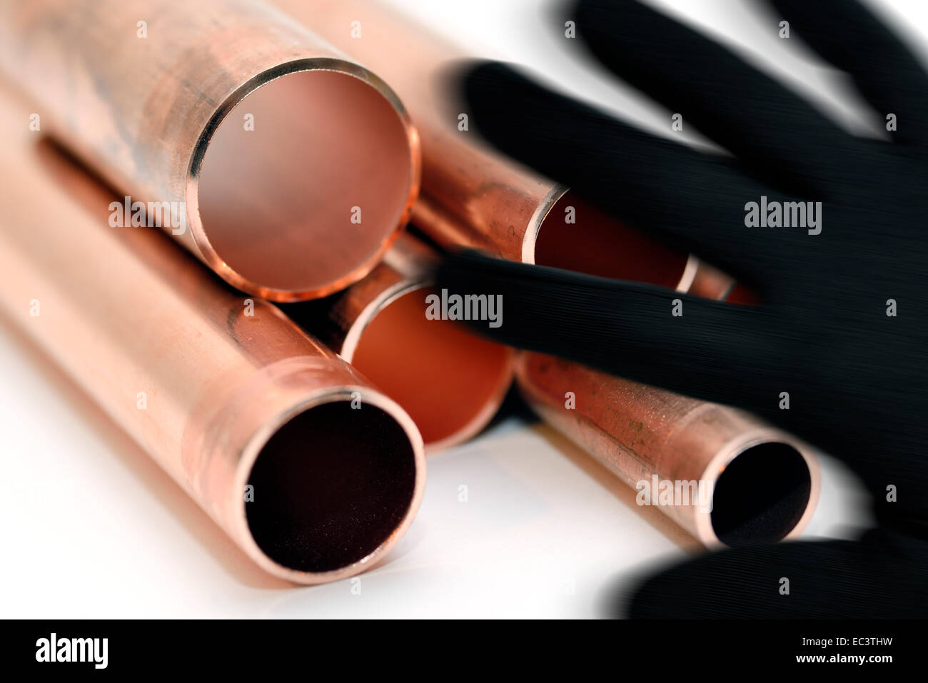Mano Negra y tubos de cobre, robo de cobre Foto de stock