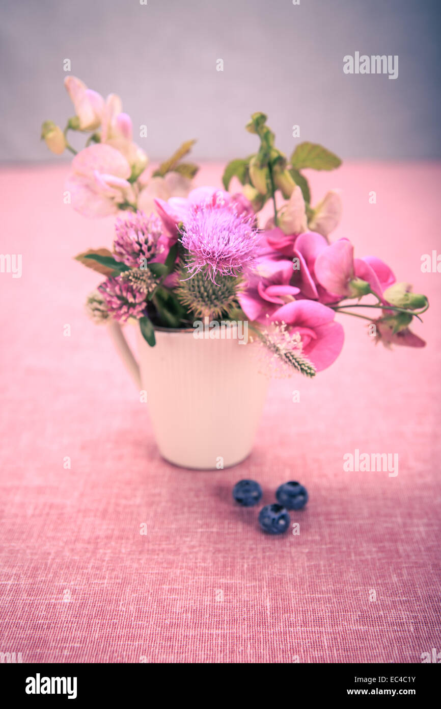 Racimo de flores de verano sobre la mesa Foto de stock