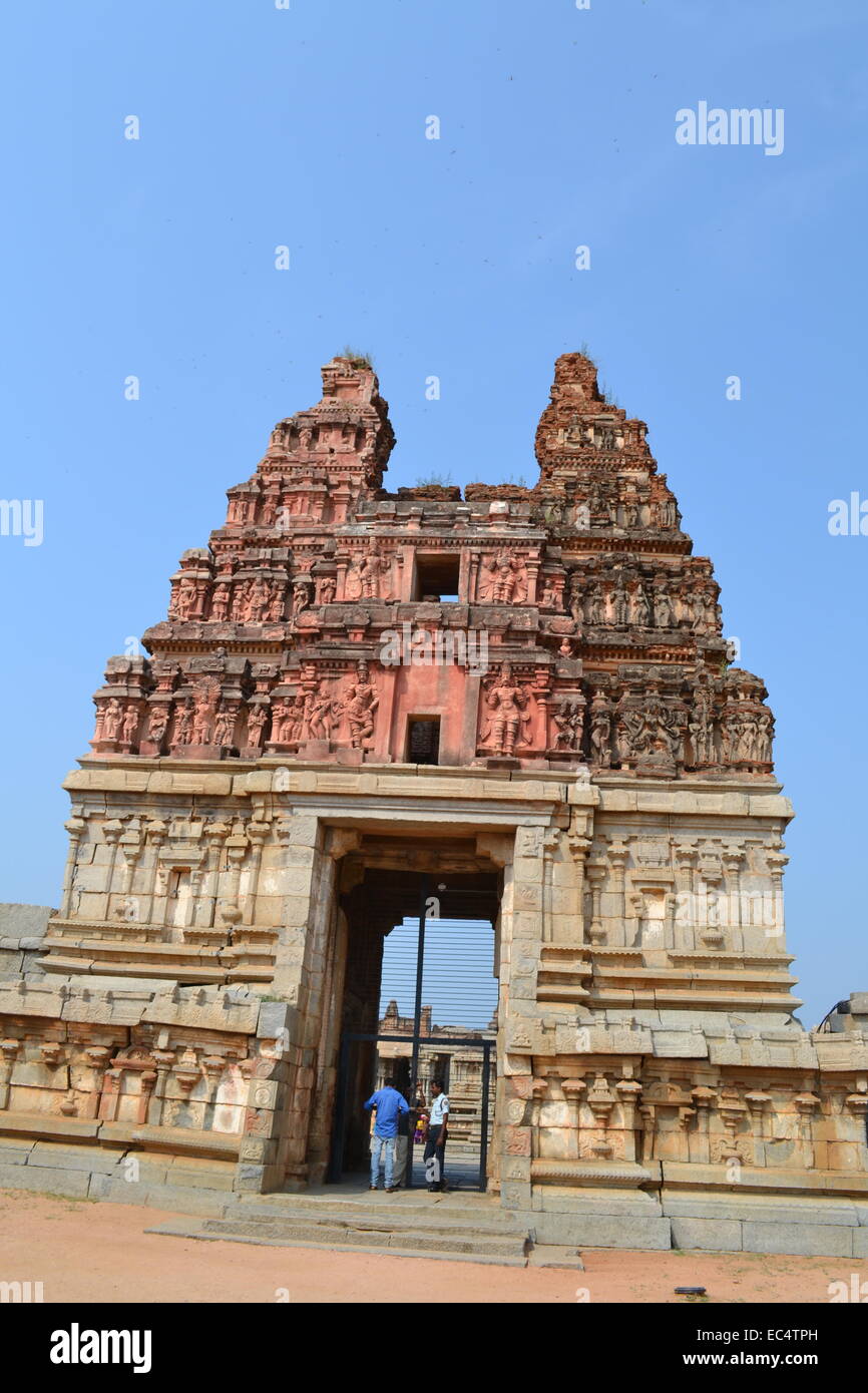 Puerta principal del templo Vittala Hampi @ @ - Sitio de Patrimonio Mundial de la UNESCO Foto de stock