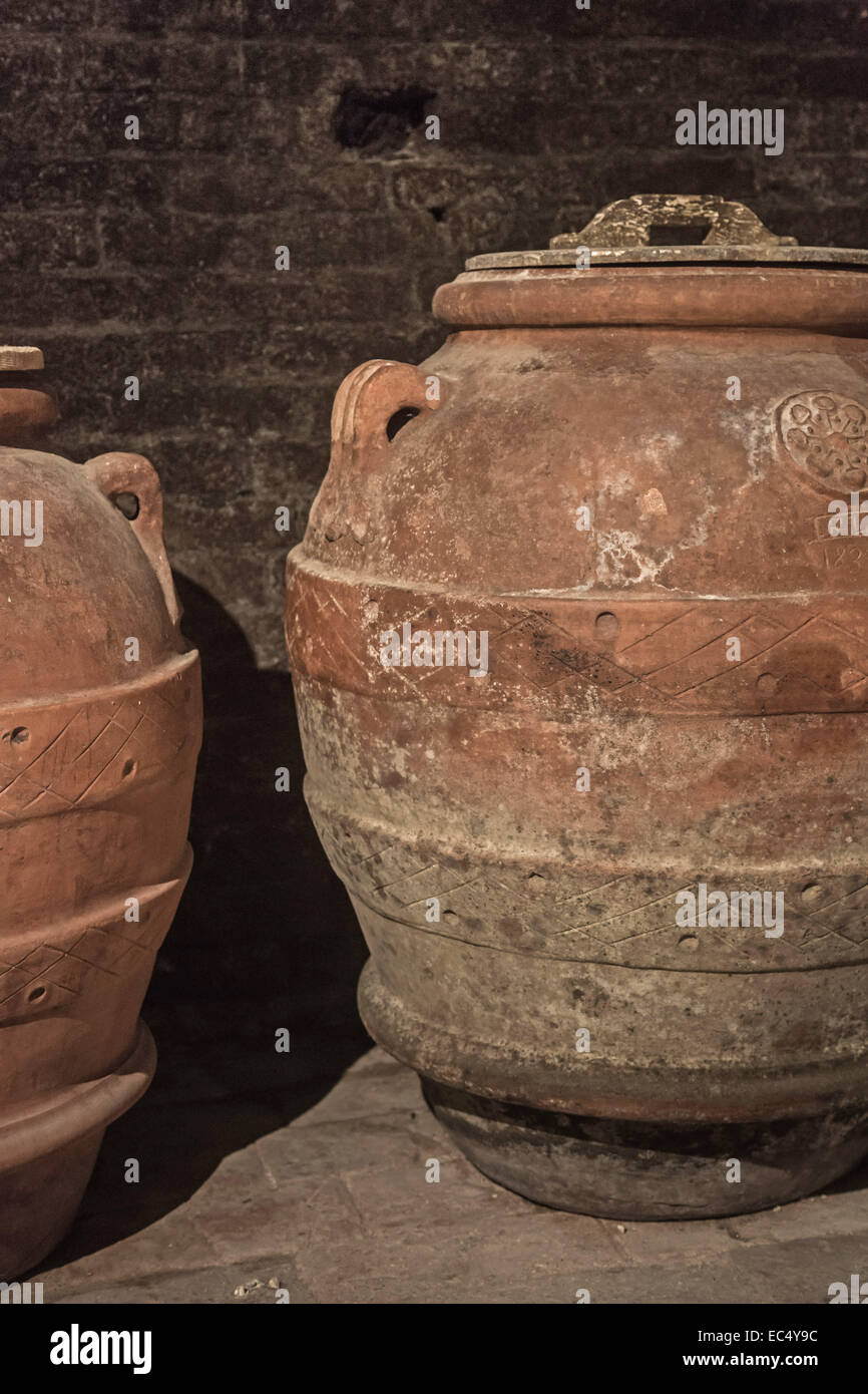Antiguas tinajas de barro tradicionales utilizados para el almacenamiento  de aceite de oliva Fotografía de stock - Alamy