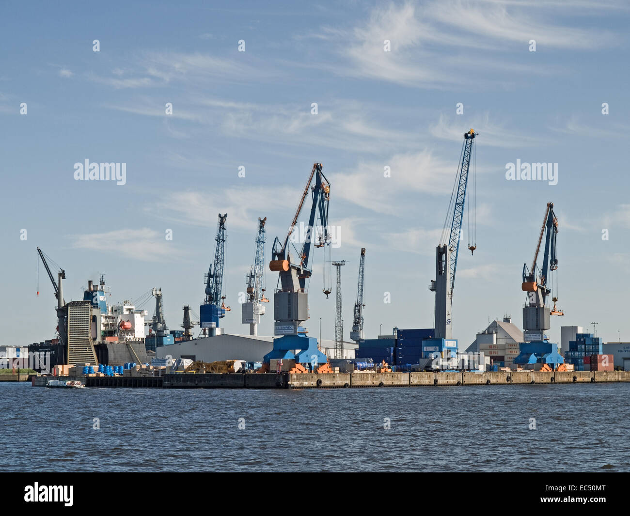 Punto de recarga en el puerto de Hamburgo, Alemania. Foto de stock