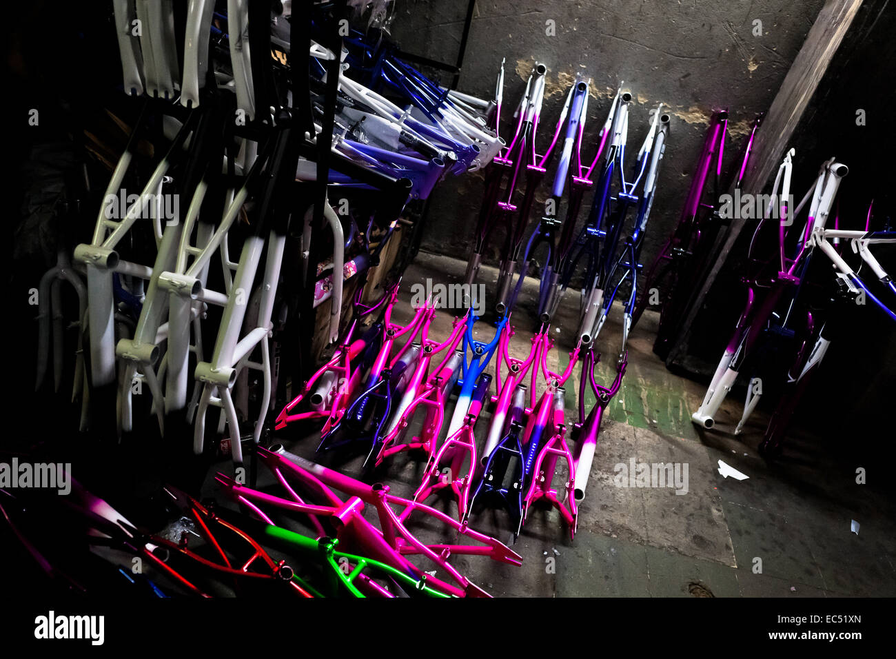 Pintado y curado marcos de bicicleta son vistos en el piso de una pequeña  fábrica de bicicletas en la ciudad de Bogotá, Colombia, 10 de abril de  2013. Debido a la fuerte