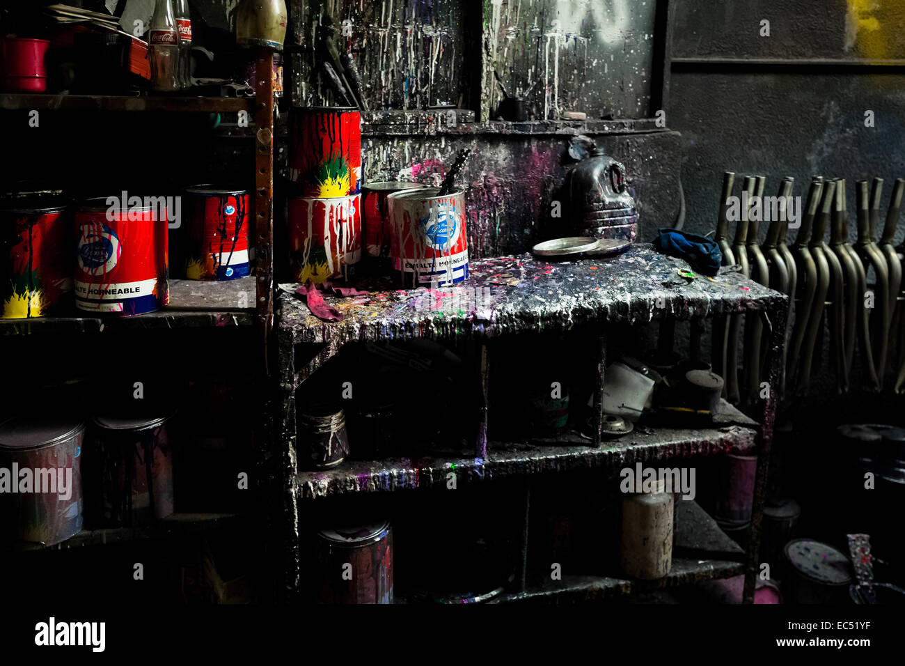 Latas de pintura y cuadros de bicicletas son vistos dentro de una cabina de  pintura de una fábrica de bicicletas en pequeña escala en Bogotá, Colombia,  10 de abril de 2013. Debido