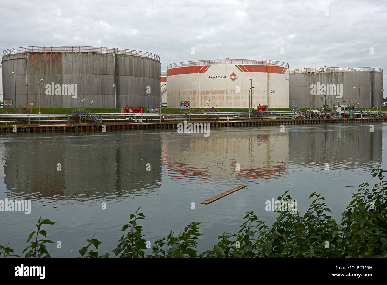 Tanques de almacenamiento de petróleo, Gelsenkirchen, Alemania. Foto de stock
