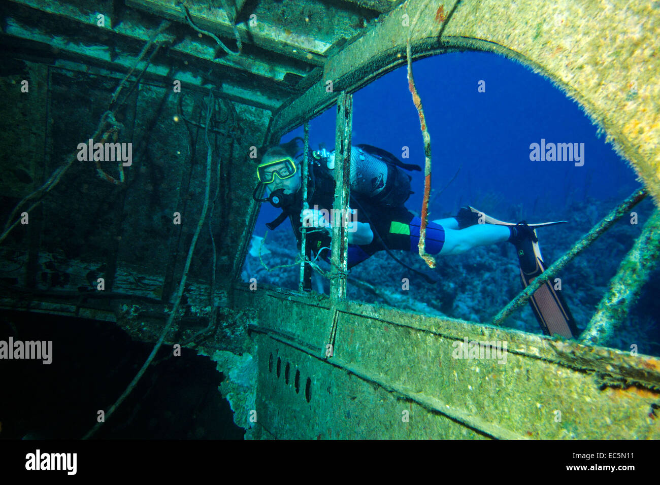 Scuba Diver entrar en barco hundido Foto de stock