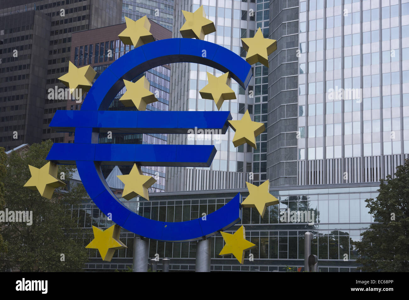 Signo del euro, la Eurotower, BCE, Banco Central Europeo, el distrito financiero de Frankfurt am Main, Hesse, Alemania, Europa Foto de stock
