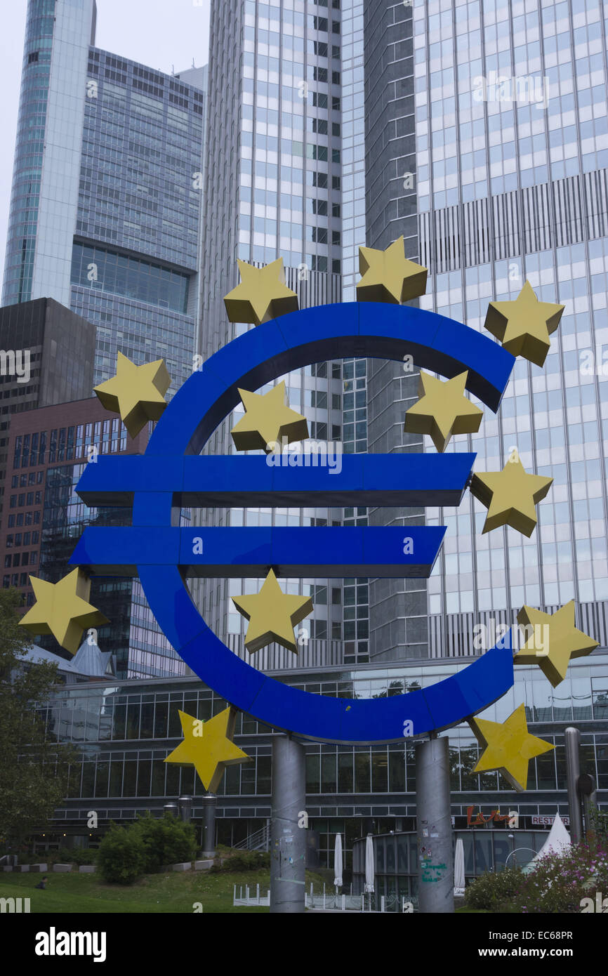 Signo del euro, la Eurotower, BCE, Banco Central Europeo, el distrito financiero de Frankfurt am Main, Hesse, Alemania, Europa Foto de stock