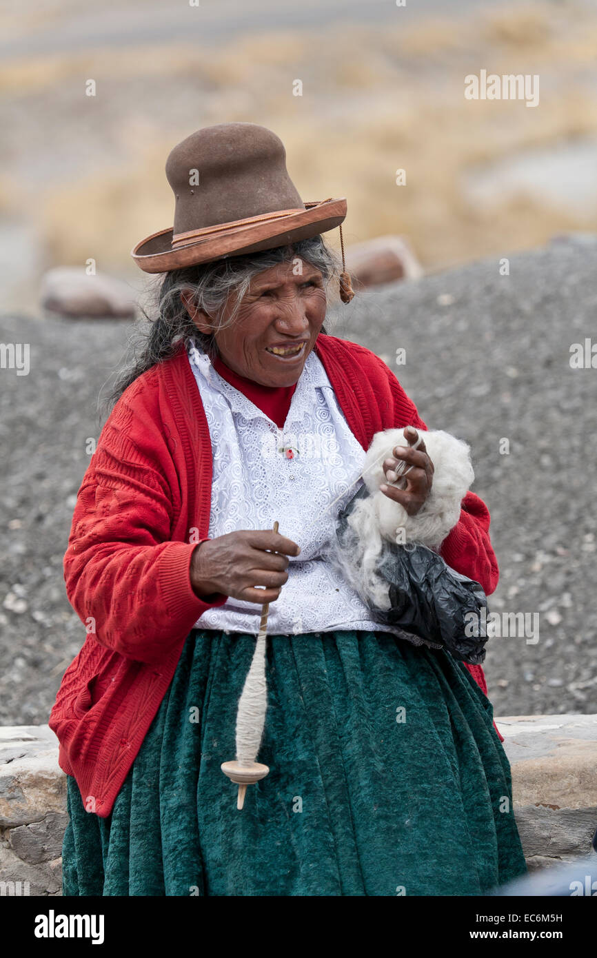 Mujer Peruana hilando lana Fotografía de stock - Alamy