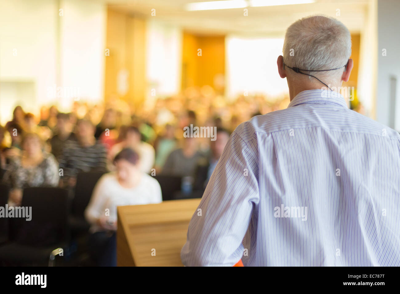 Orador en conferencias de negocios y la presentación. Foto de stock