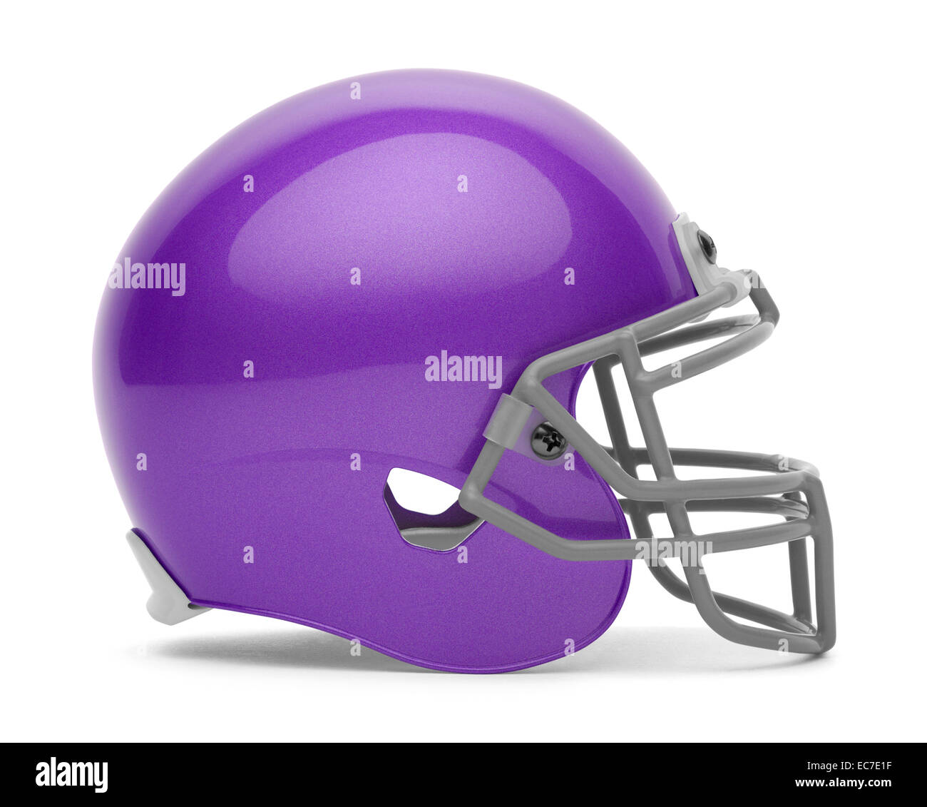 Vista lateral del casco de fútbol americano púrpura con copia espacio aislado sobre fondo blanco. Foto de stock