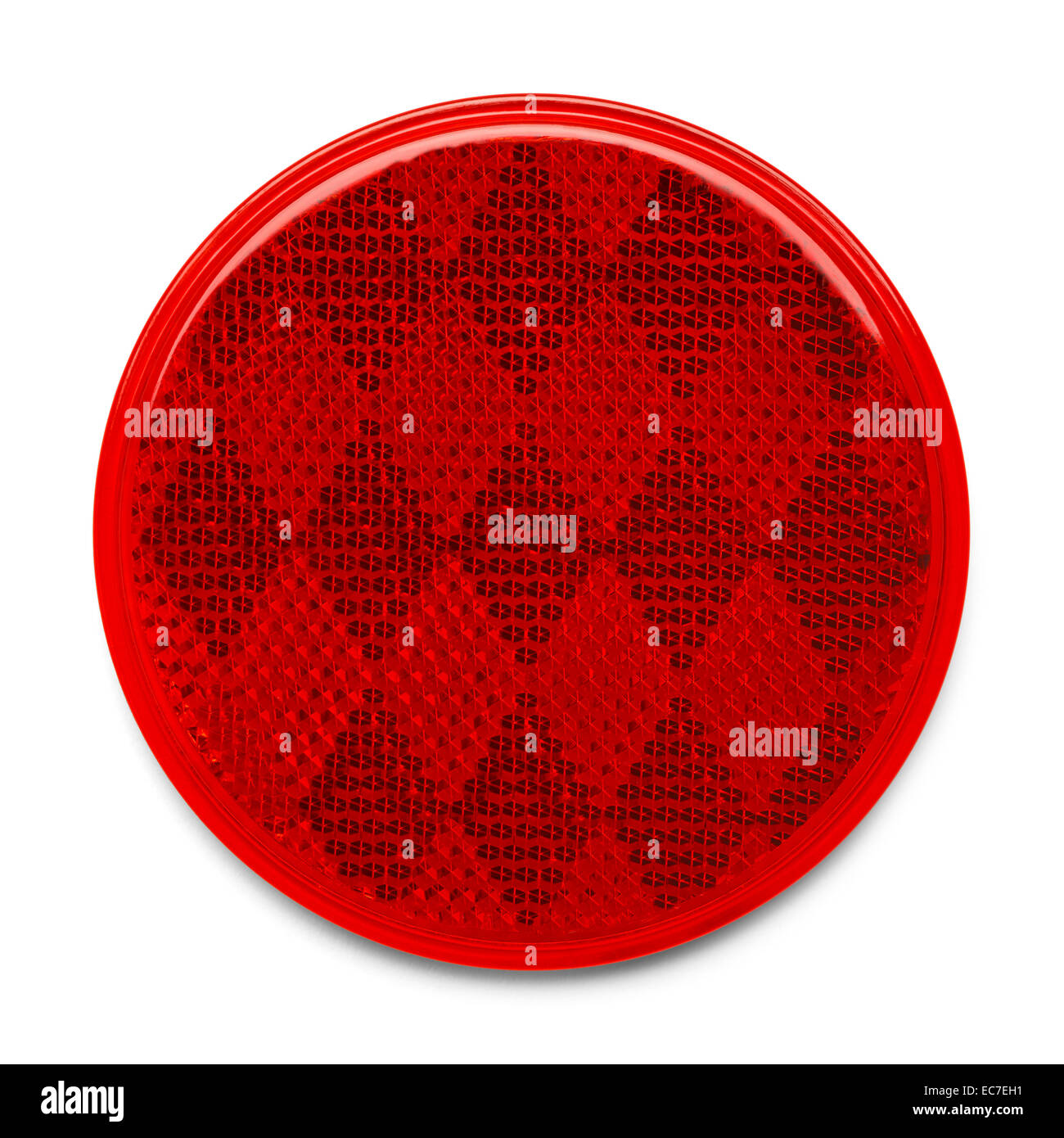 Reflector de plástico redondo rojo aislado sobre fondo blanco. Foto de stock