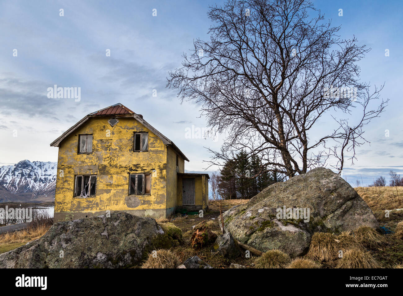 Casa antigua en la línea de la costa de Vestvagoy, Lofoten, Noruega Foto de stock