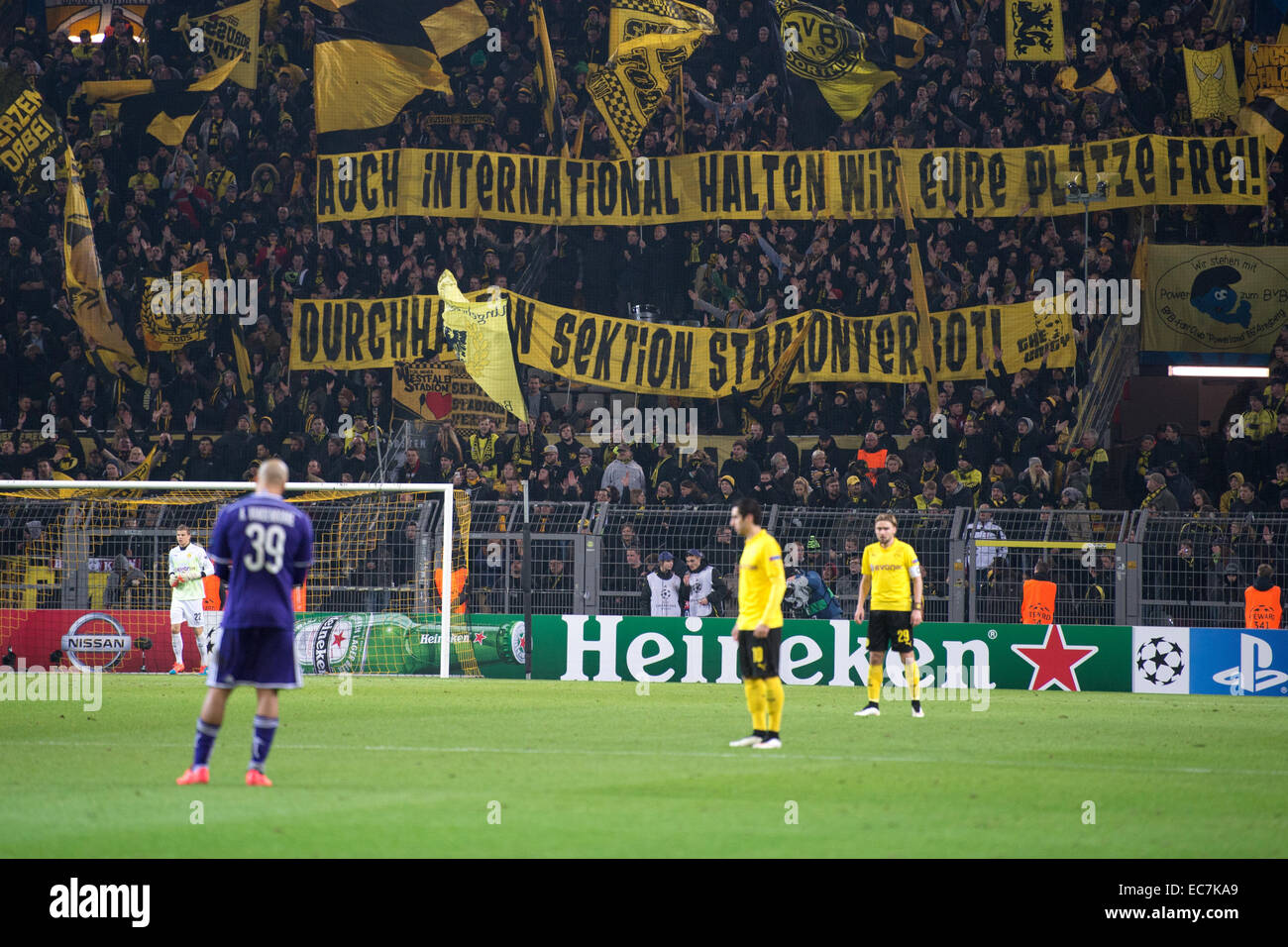 Dortmund, Alemania. 09Dec, 2014. Los fans de Dortmund sostienen una  pancarta que dice "Auch wir halten internacional Eure Plätze frei!' (lit.  "Incluso a nivel internacional tenemos a su asiento! Perseverar - sección