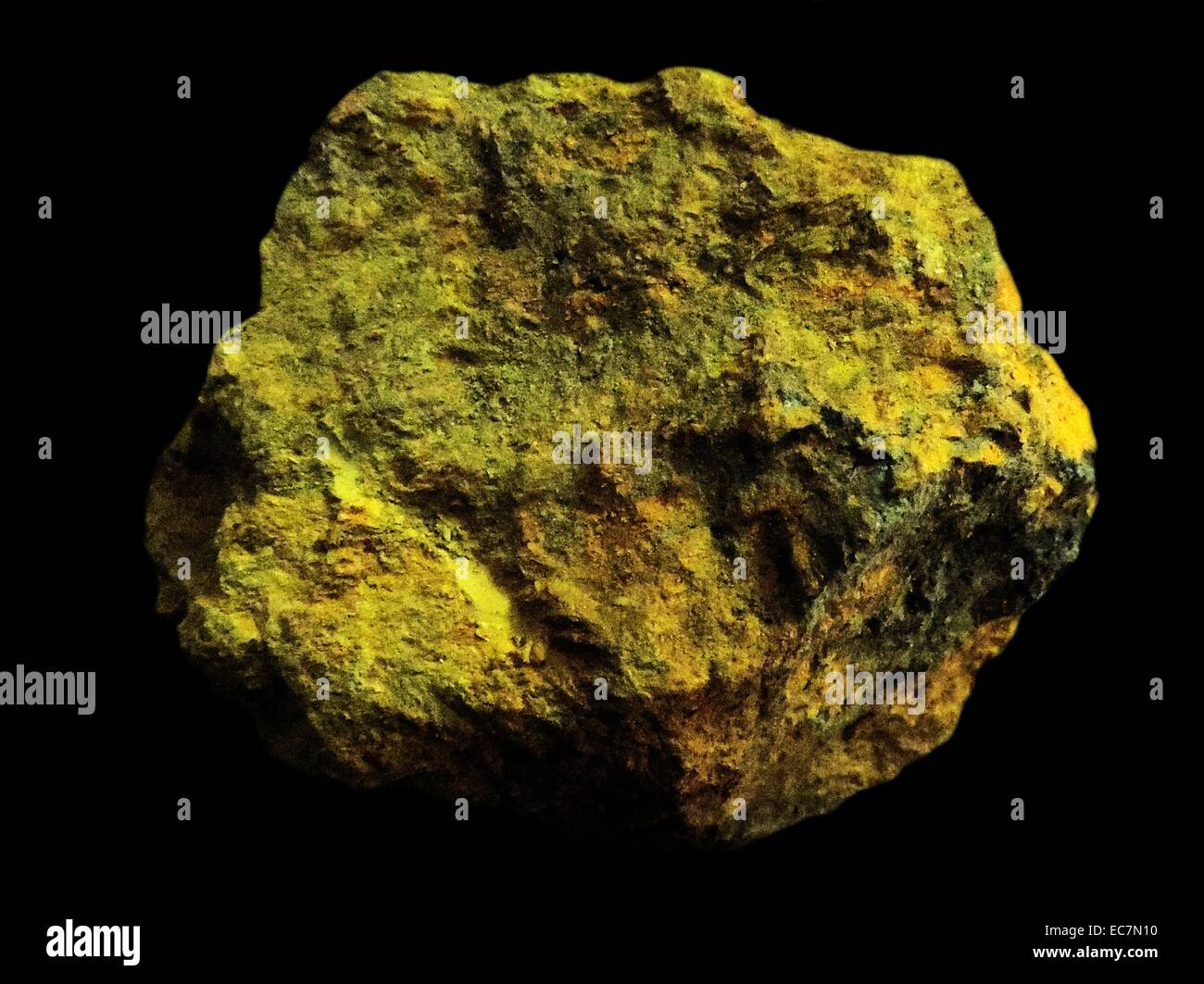 Orpiment es un profundo color amarillo-naranja de mineral de sulfuro de arsénico. Se encuentra en las fumarolas volcánicas, vetas hidrotermales de baja temperatura y las aguas termales y formado tanto por sublimación y como subproducto de otro subproducto realgar mineral. Foto de stock