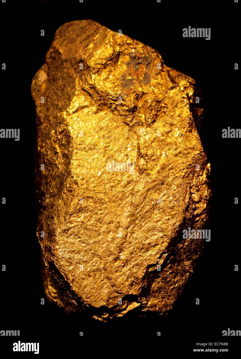 Calcopirita es un mineral de sulfuro de cobre hierro que crystalizes en el  sistema tetragonal. A brassy tiene un color amarillo dorado y una dureza de  3,5 a 4 en la escala