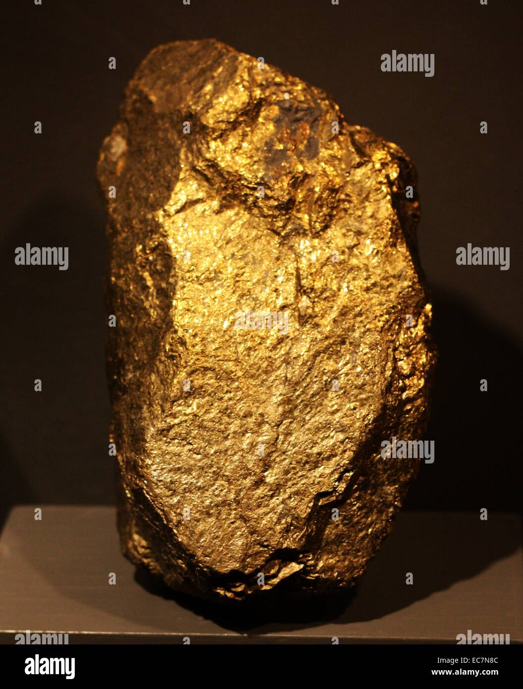 Calcopirita es un mineral de sulfuro de cobre hierro que cristaliza en el sistema tetragonal. A brassy tiene un color amarillo dorado y una dureza de 3,5 a 4 en la escala de Mohs. Foto de stock