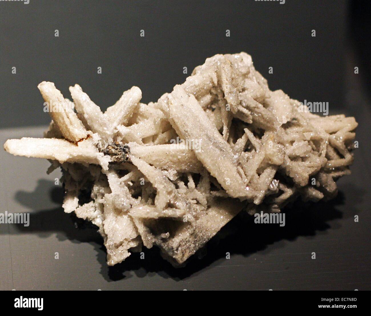 Anglesite, Broken Hill, Australia es un mineral de sulfato de plomo. Se presenta como un producto de oxidación del mineral de sulfuro de plomo primario, galena. Foto de stock