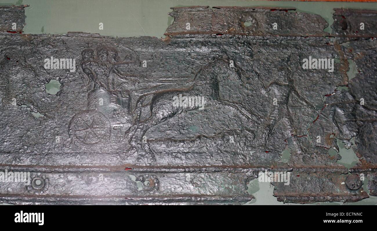 Puerta de bronce ornamentos mostrando los logros de Ashurnasirpal II (883-859 a.C.), asiria alrededor de 875-865 A.C. Desde Balawat, cerca de Nimrud. Estas manos de bronce en relieve, se atribuye a las hojas de una puerta, en un pequeño palacio. Se muestran escenas de la guerra, prisionero o homenaje portadores ante el rey. En los últimos dos registros, el rey y sus compañeros cazar leones y ganado salvaje. Foto de stock