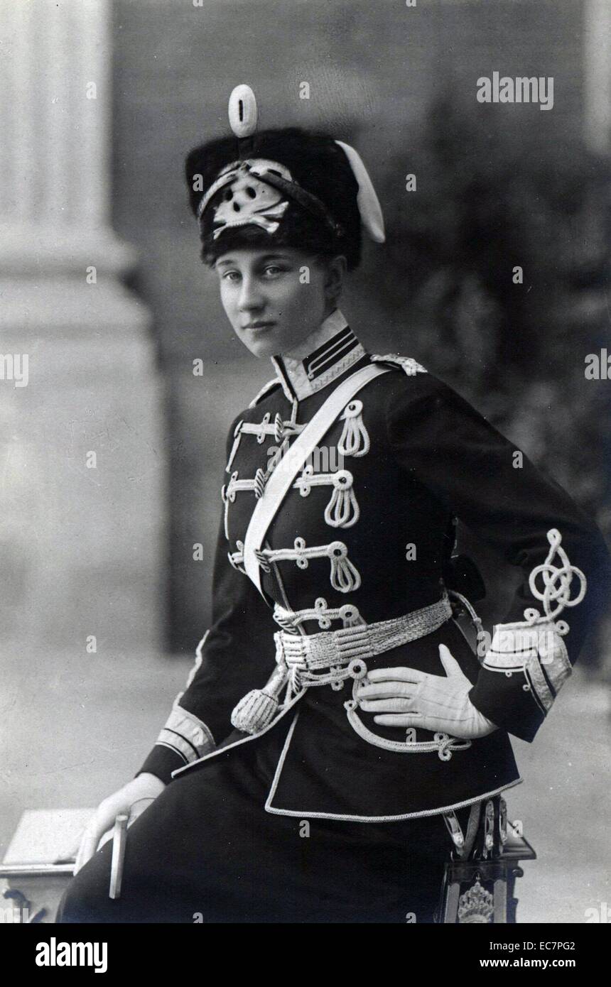 Fotografía de una joven princesa Victoria Luisa de Prusia (1892-1980) en la ceremonia de vestimenta militar. Fecha 1913 Foto de stock