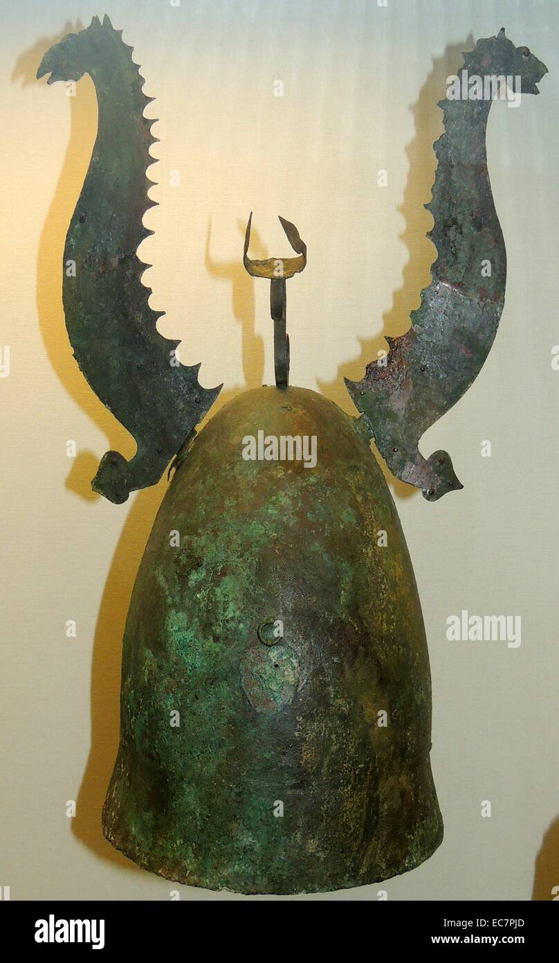 Casco de bronce con porta-creat desmontable y cuernos en forma de cabeza de  caballo de mar monstruos. Quizás desde Messapian, alrededor de 325-275 AC.  La Messapii Messapians o eran un pueblo indoeuropeo