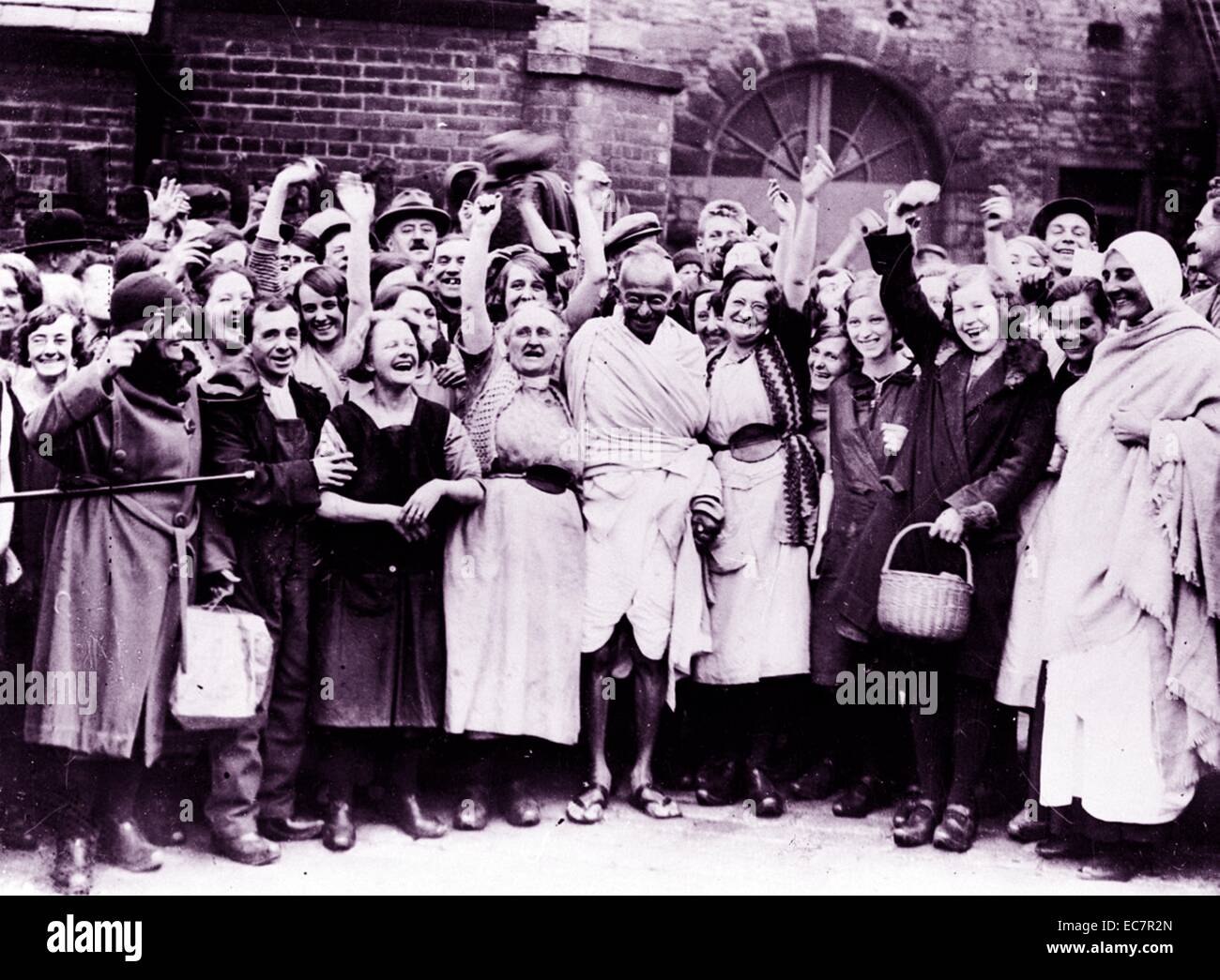 Fotografía de Mahatma Gandhi siendo recibidos por un grupo de mujeres trabajadores textiles durante una visita a Darwen Lancashire. Fecha 1931 Foto de stock