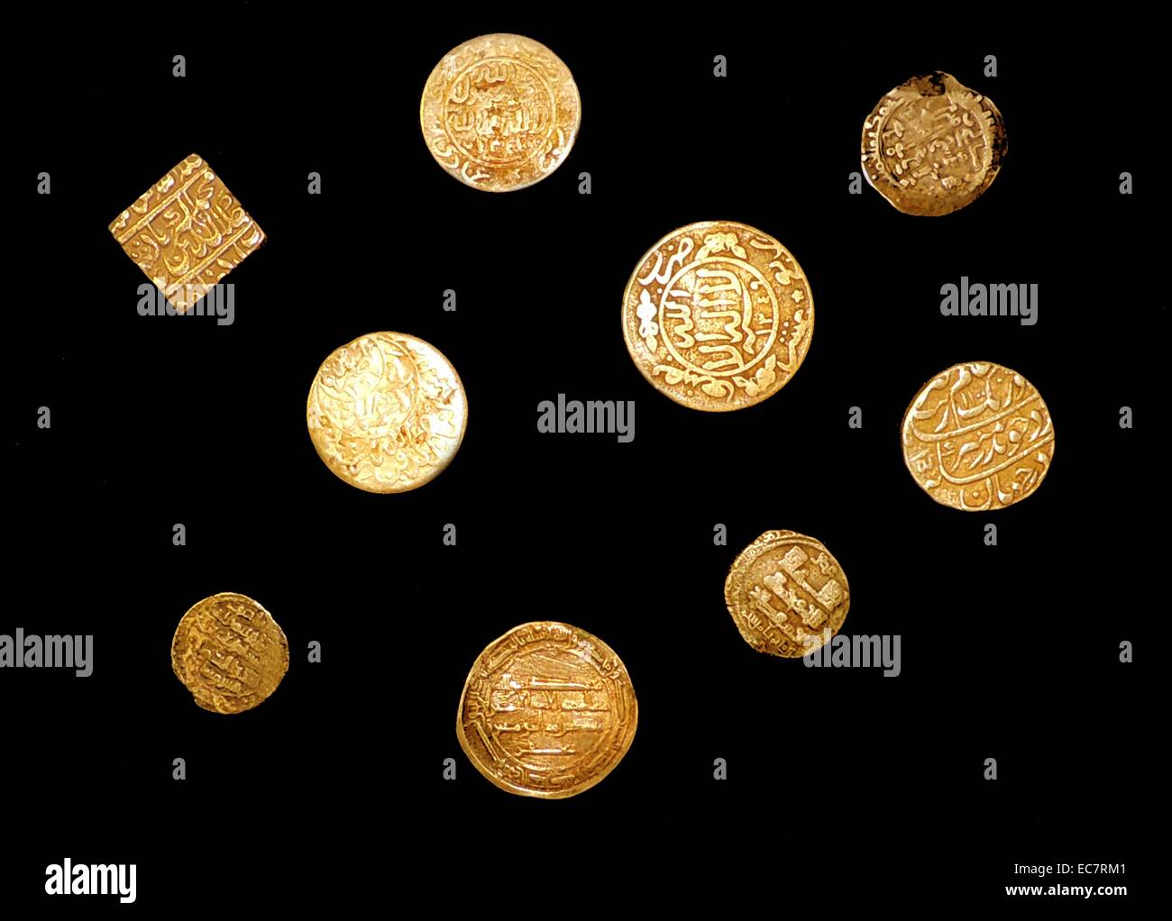 Una colección de antiguas monedas islámicas. Foto de stock