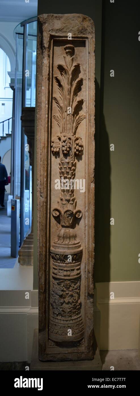 La pilastra de mármol. Probablemente una parte de la fachada ricamente decorado de un edificio romano del oeste de Turquía. En el mismo edificio que la pilastra muestran lo contrario. Roman, AD 175-225. Foto de stock