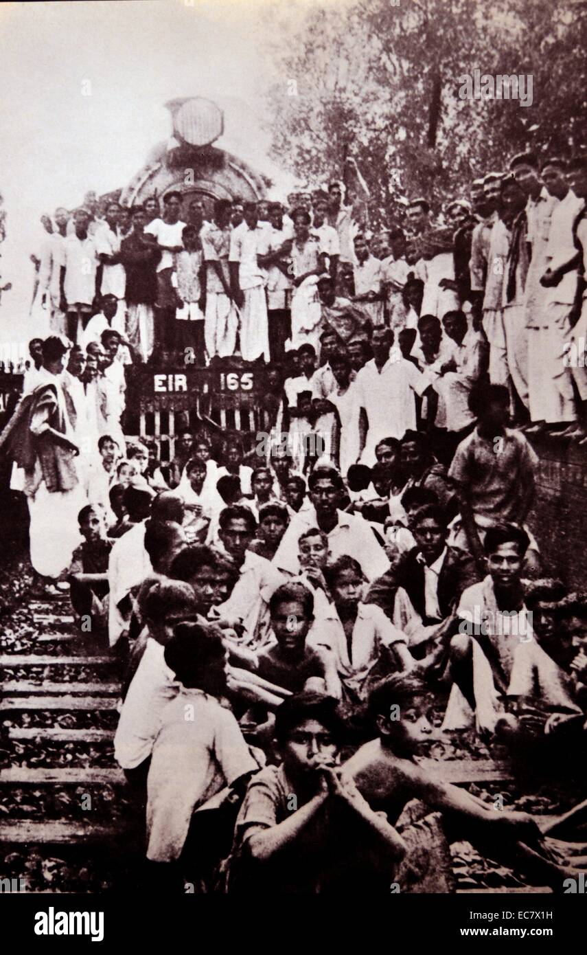 Campaña de desobediencia civil indio, bloqueando el tráfico ferroviario en la India de 1945. Se suele definir como la resistencia no violenta, Mahatma Gandi alienta la desobediencia civil durante el movimiento indio de la independencia. Foto de stock